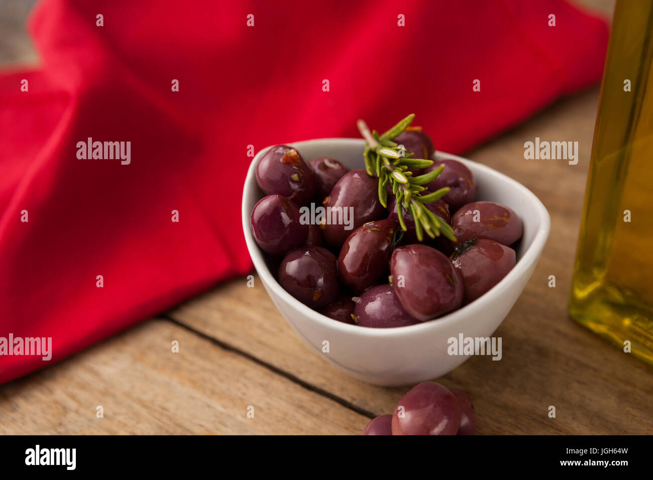Close up di olive con rosmarino in vaso igienico Foto Stock