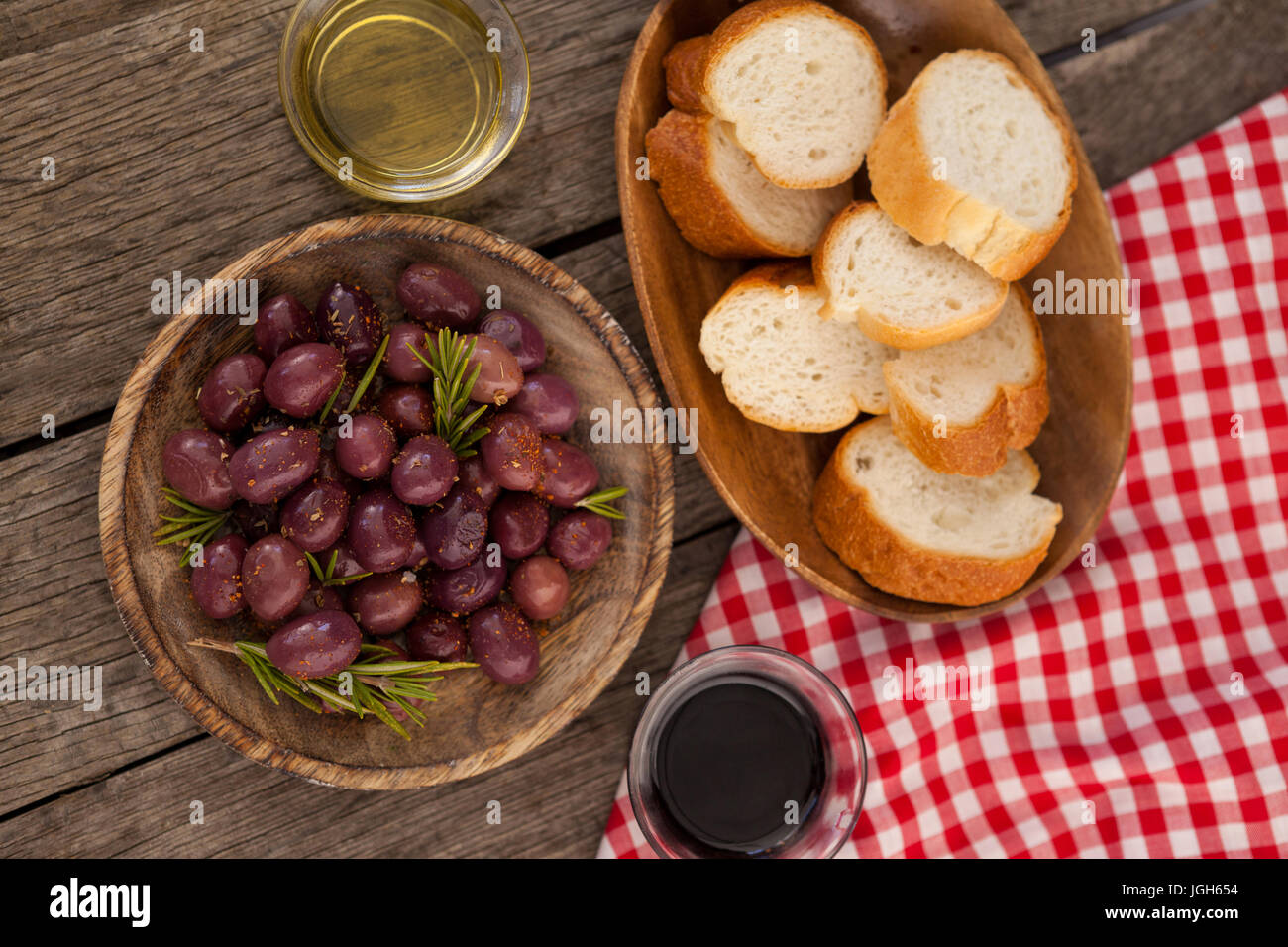 Vista aerea di olive e pane nella piastra con olio su tavola Foto Stock