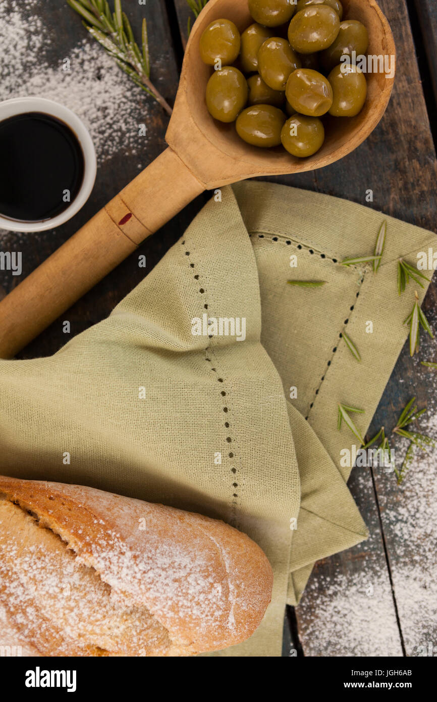 Direttamente sopra il colpo di olive verdi in cucchiaio da pane sul tavolo Foto Stock