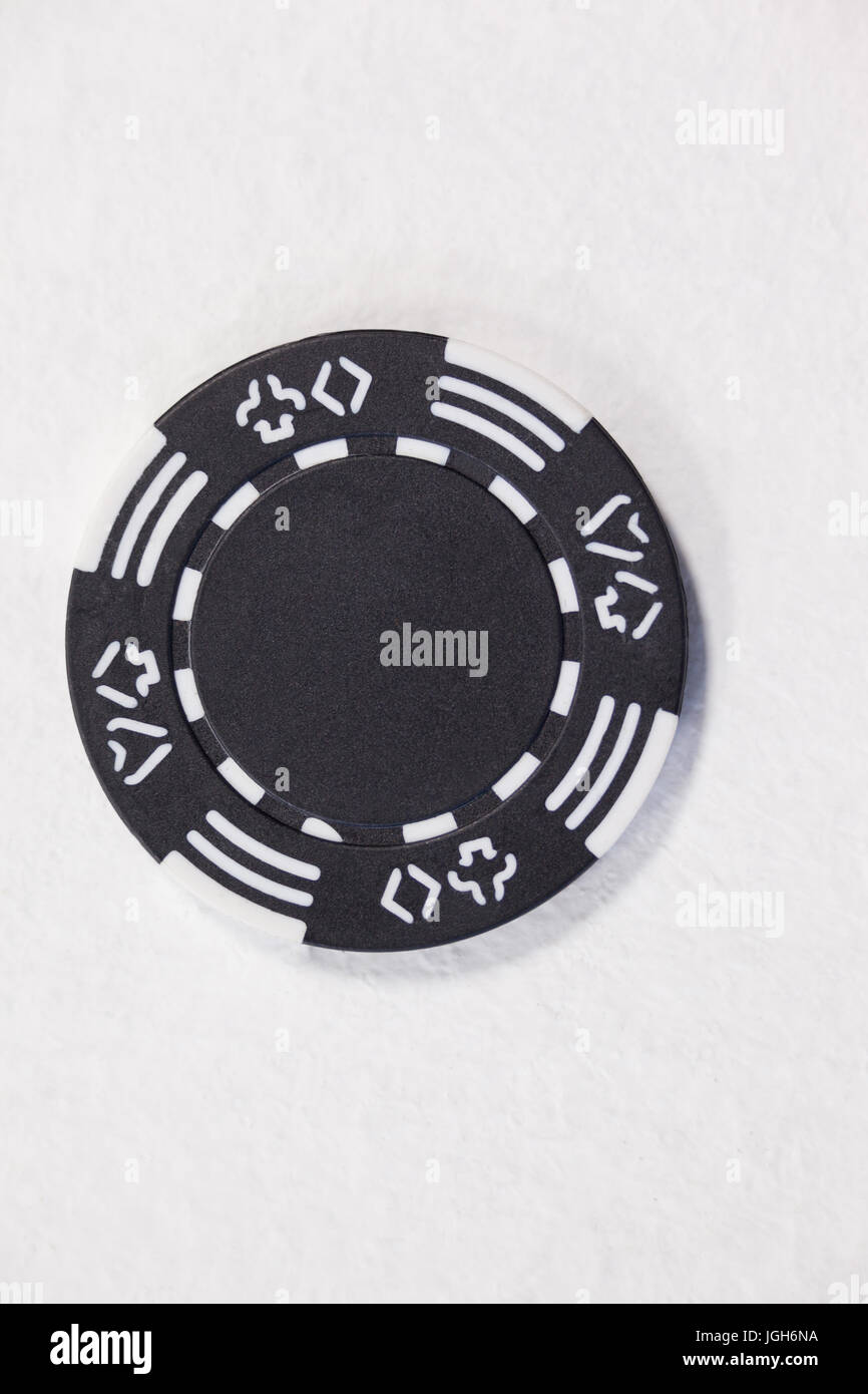 Close-up di black casino chip su sfondo bianco Foto Stock