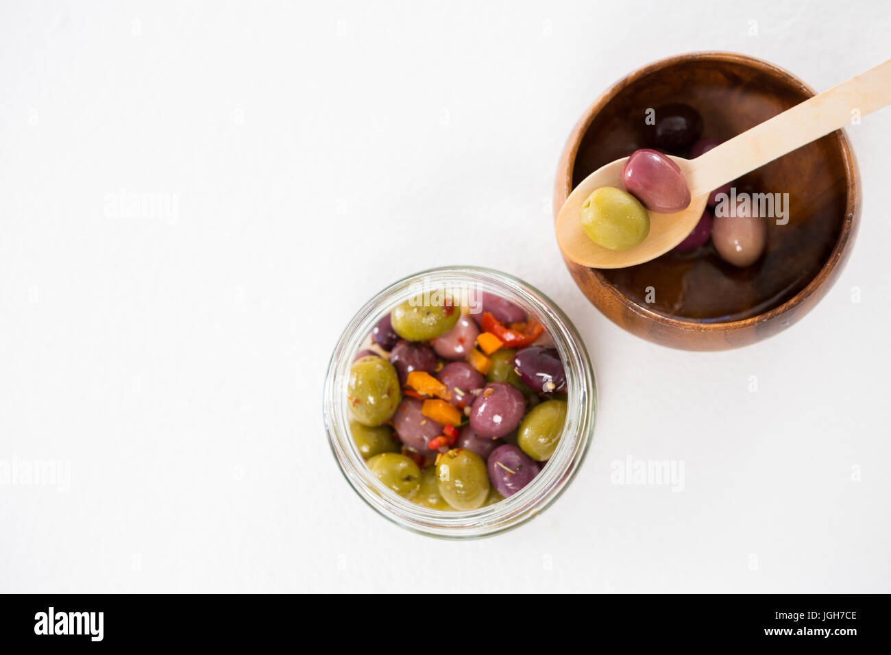 Sovraccarico di olive marinate nel recipiente e jar Foto Stock