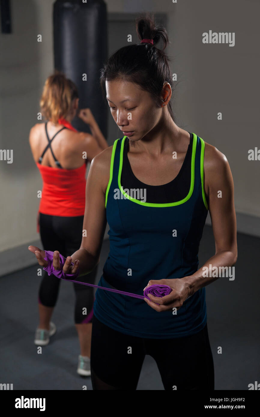 Donna di legatura legatura a mano a mano in studio fitness Foto Stock