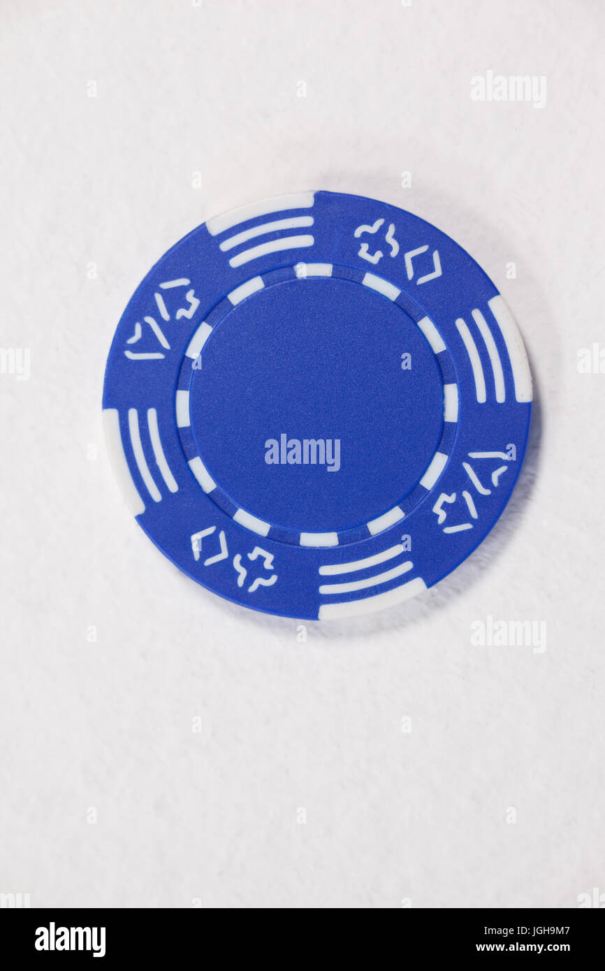Close-up di blue chip casino su sfondo bianco Foto Stock