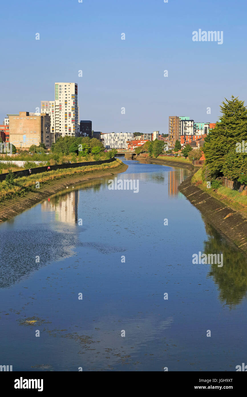 Fiume Orwell vista di riqualificazione urbana nella Darsena, Ipswich, Suffolk, Inghilterra, Regno Unito Foto Stock