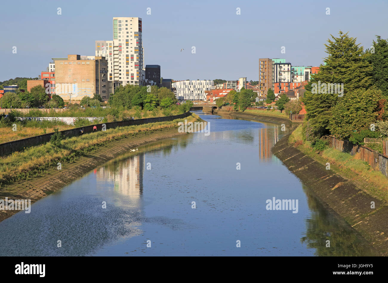 Fiume Orwell vista di riqualificazione urbana nella Darsena, Ipswich, Suffolk, Inghilterra, Regno Unito Foto Stock