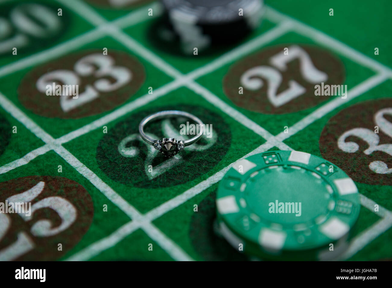 Close-up di anello e chip sul tavolo della roulette Foto Stock