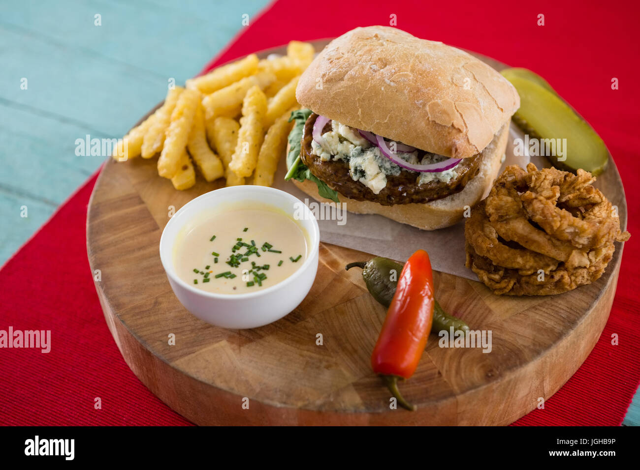 Angolo di alta vista di vari alimenti sul tagliere al tavolo runner Foto Stock
