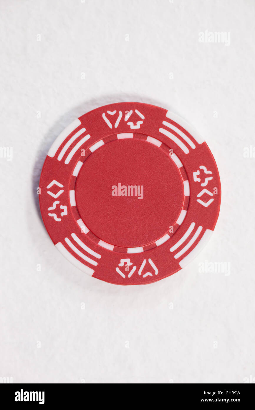 Close-up di red casino chip su sfondo bianco Foto Stock