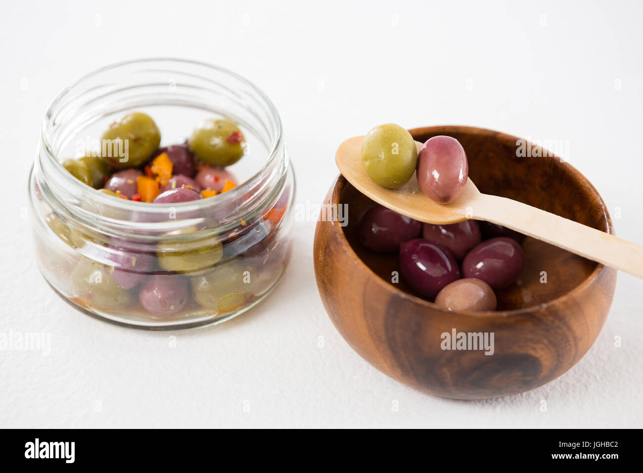 Close-up di olive marinate nel recipiente e jar Foto Stock