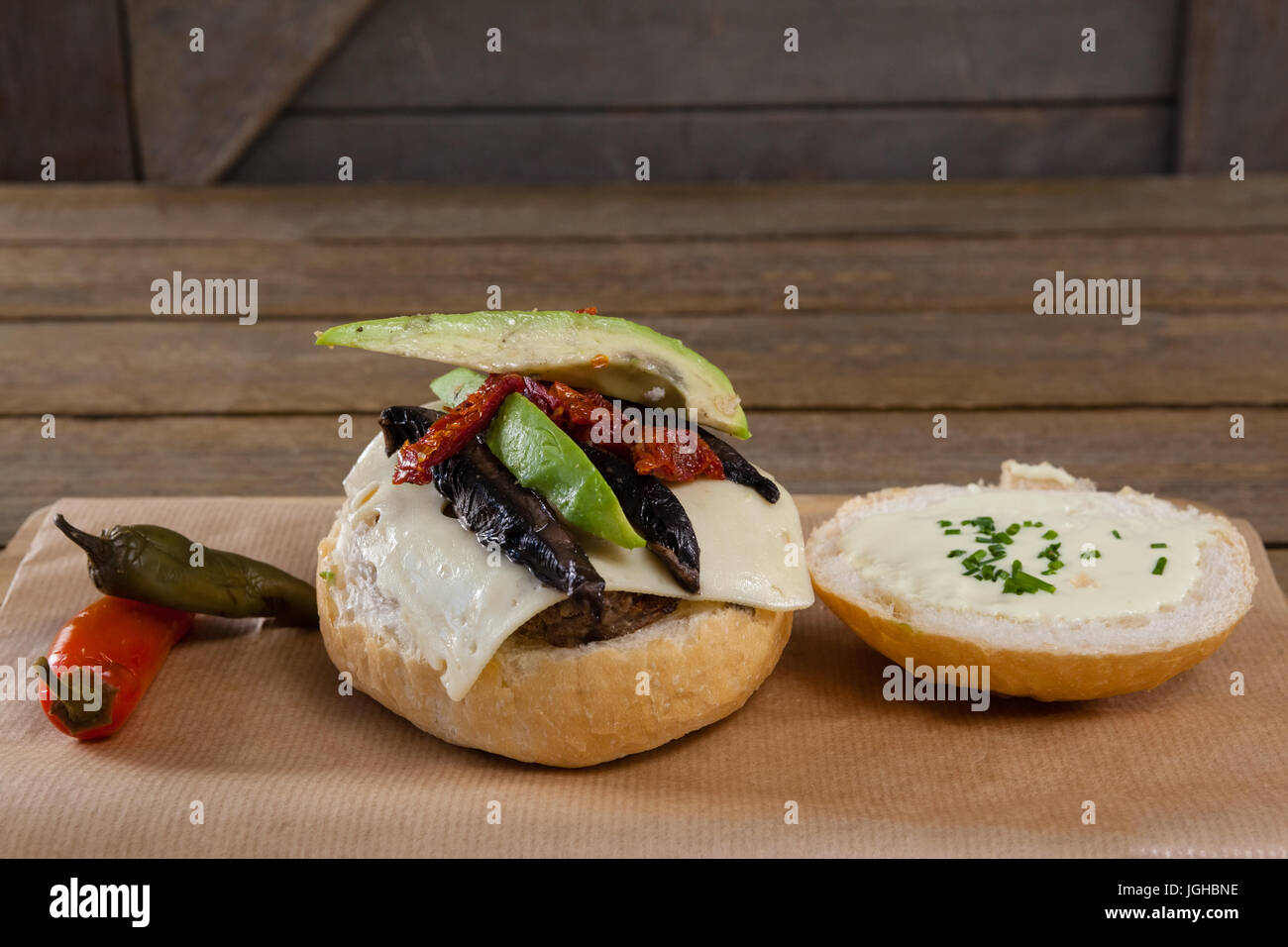 Close-up di peperoncino e burger sul tagliere Foto Stock