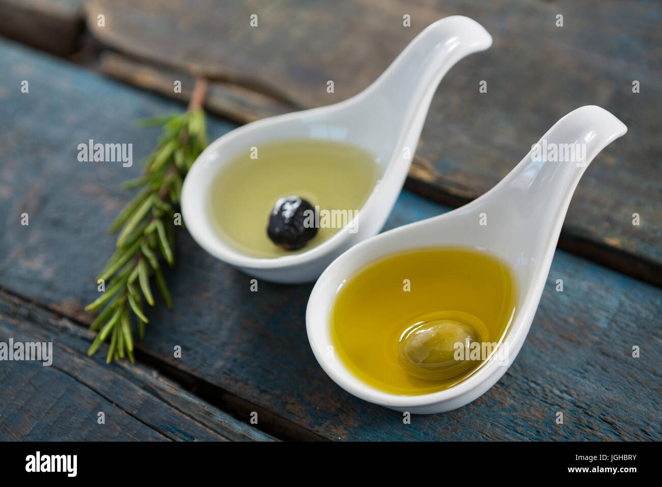 Close-up delle olive in olio al rosmarino Foto Stock