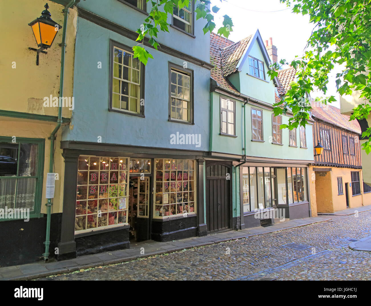 Edifici storici in Elm Hill Lane ciottoli Street, Norwich, Norfolk, Inghilterra, Regno Unito Foto Stock