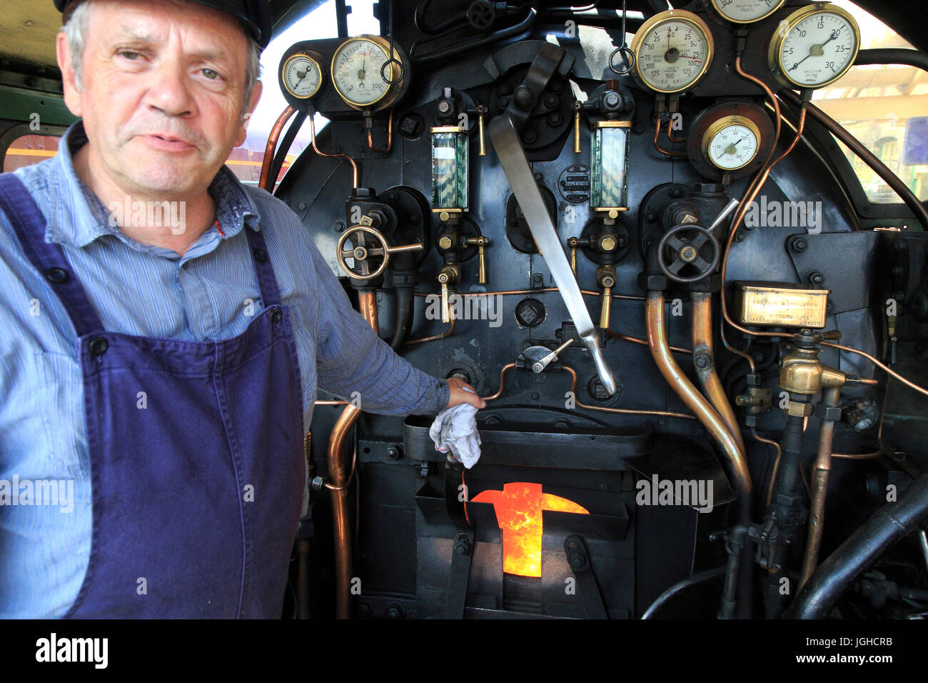 Heritage Steam Railway, Sheringham vicina, North Norfolk Railway, Inghilterra, Regno Unito conducente a bordo motore a vapore con fuoco di carbone Foto Stock