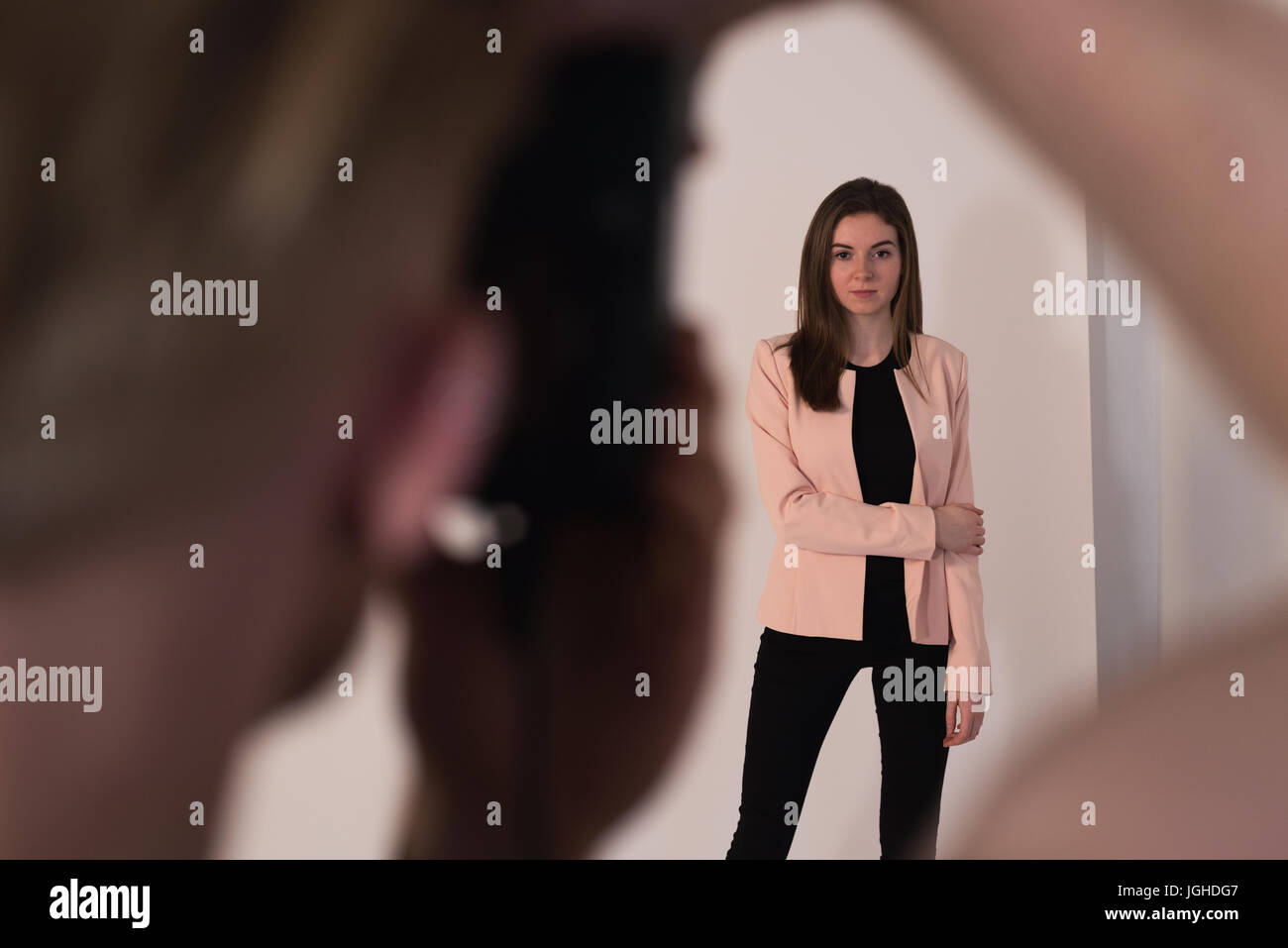 Fotografo maschio fotografare la bella donna in studio Foto Stock