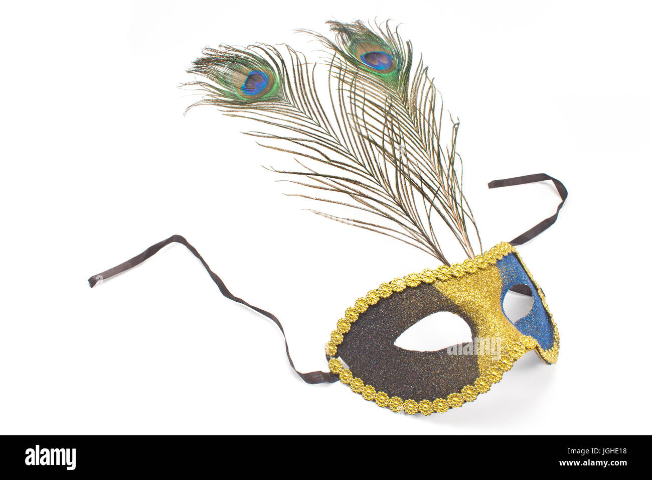 Maschera di carnevale con penne di pavone isolato su bianco Foto Stock