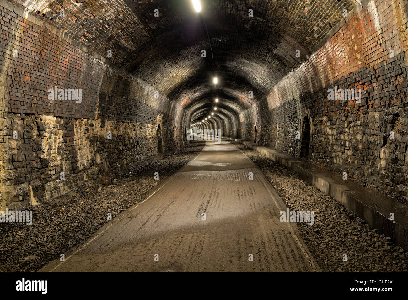 La Lapide Tunnel una lunga in disuso tunnel ferroviario a testa Monsal e ora parte del sentiero Mnsal itinerario a piedi nel Parco Nazionale di Peak District in Foto Stock