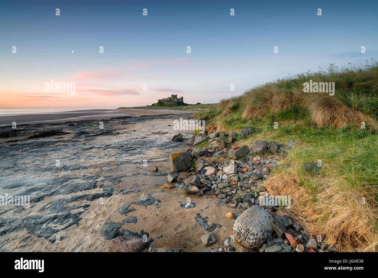 Alba sul castello di Bamburgh sulla costa di Northumberland Foto Stock