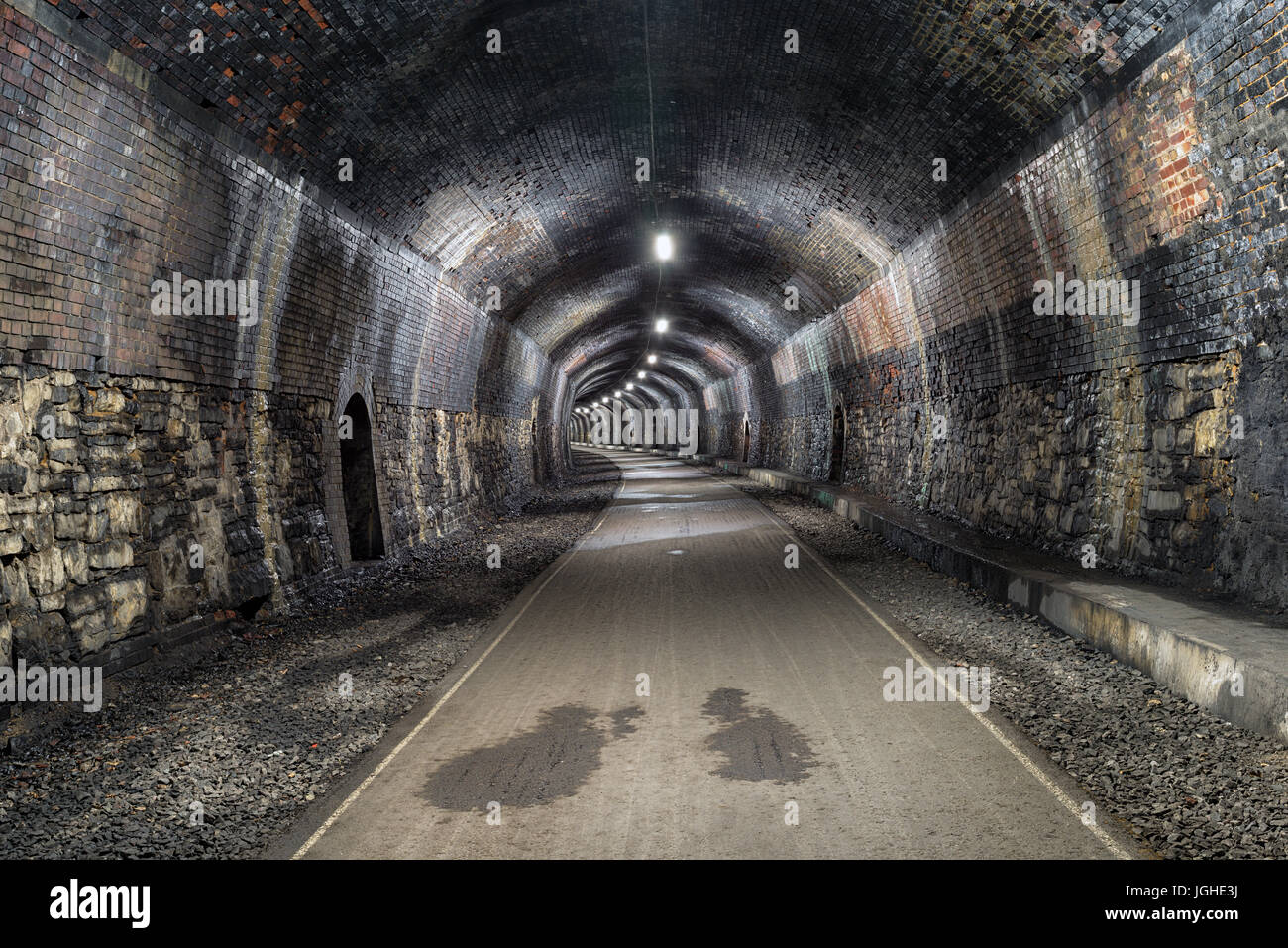 La lapide di un tunnel in disuso tunnel ferroviario ora parte dell'Monsal Trail nel Parco Nazionale di Peak District nel Derbyshire Foto Stock