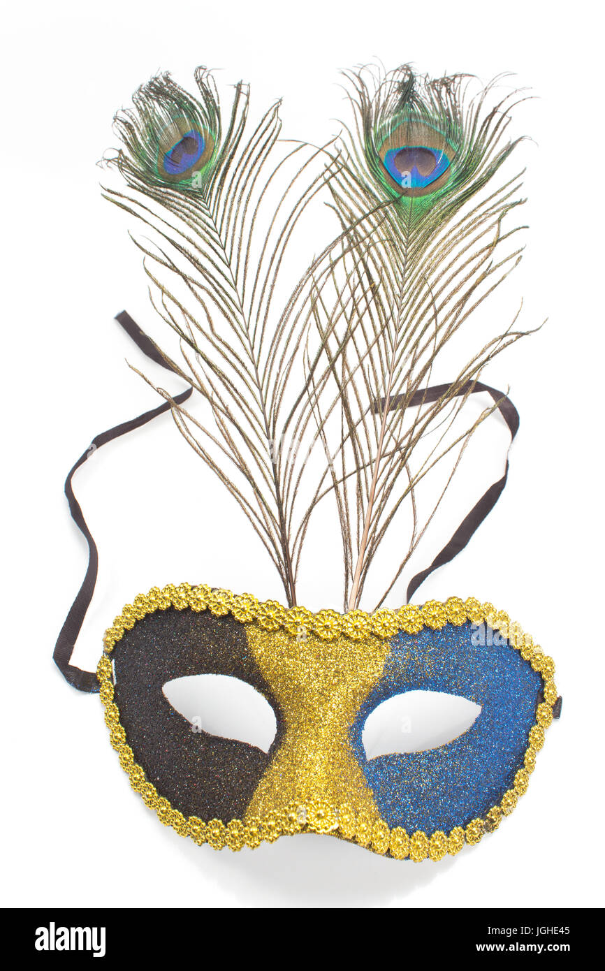 Maschera di carnevale con penne di pavone isolato su bianco Foto Stock