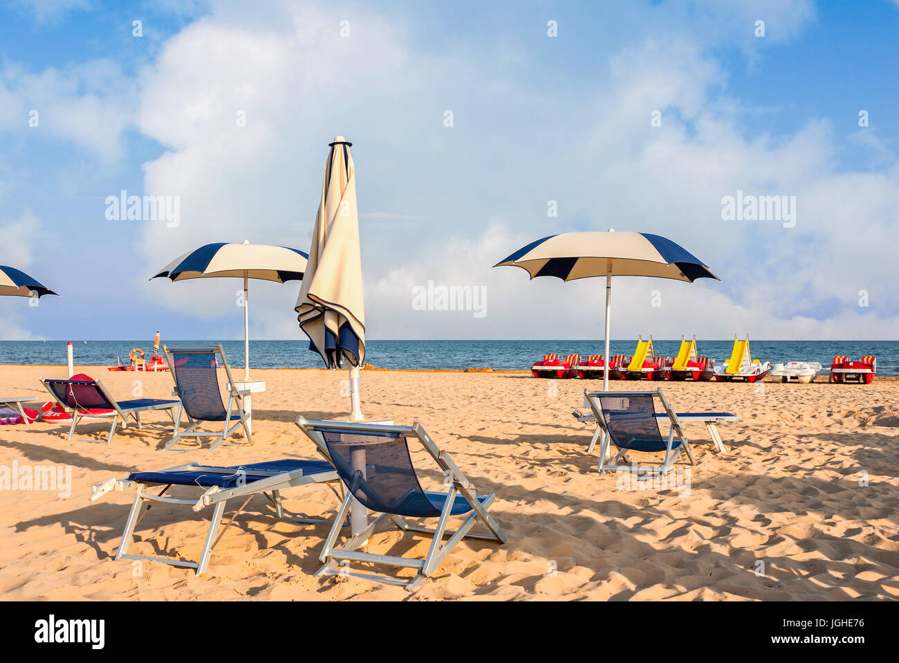 Spiaggia di ombrello per i momenti di relax e sun set beach. Bibione Foto Stock