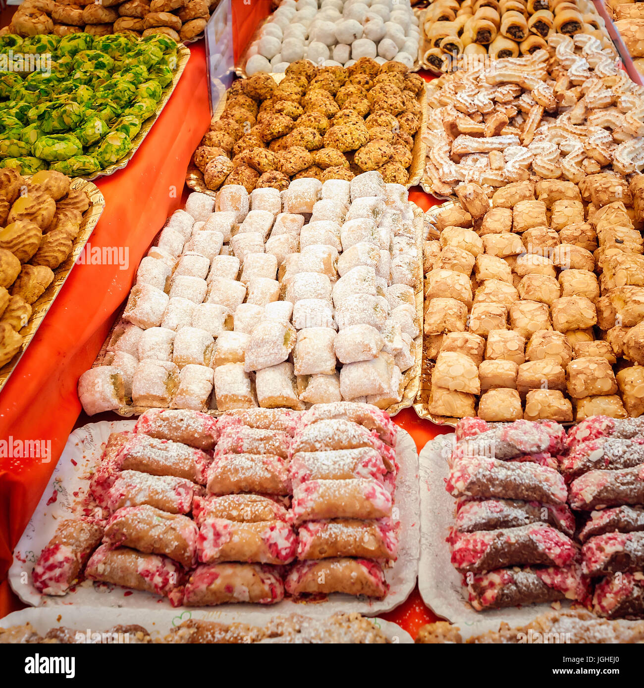 Sullo sfondo di un tipico siciliano di cookie,dolci, fatti con pasta di mandorle per la vendita nel mercato italiano. Foto Stock