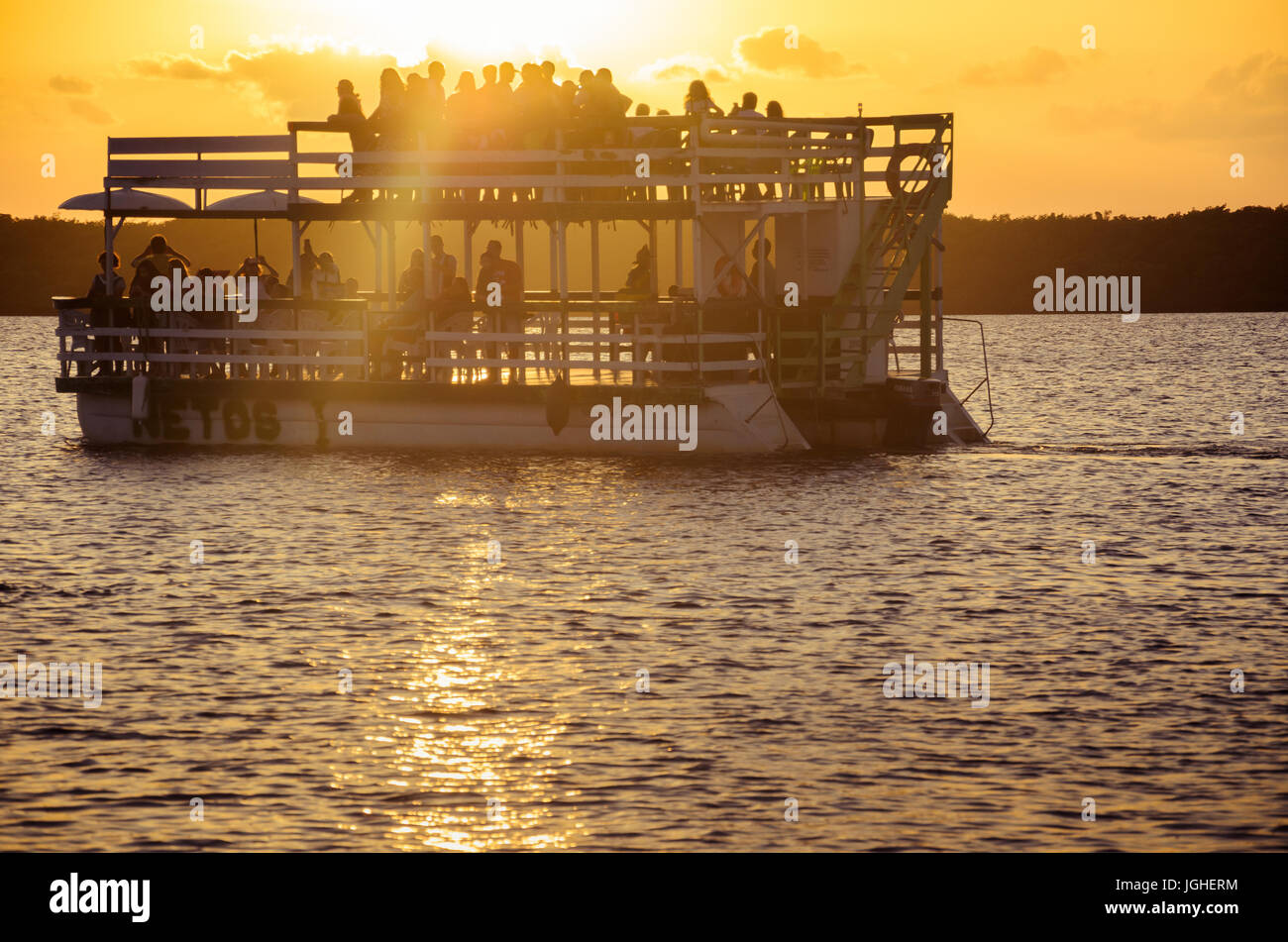Joao Pessoa, PB, Brasile - 8 Dicembre 2016: tour in barca che trasporta persone su gite in barca a vela nelle acque di Praia do Jacare Beach. Fotografia di bo Foto Stock