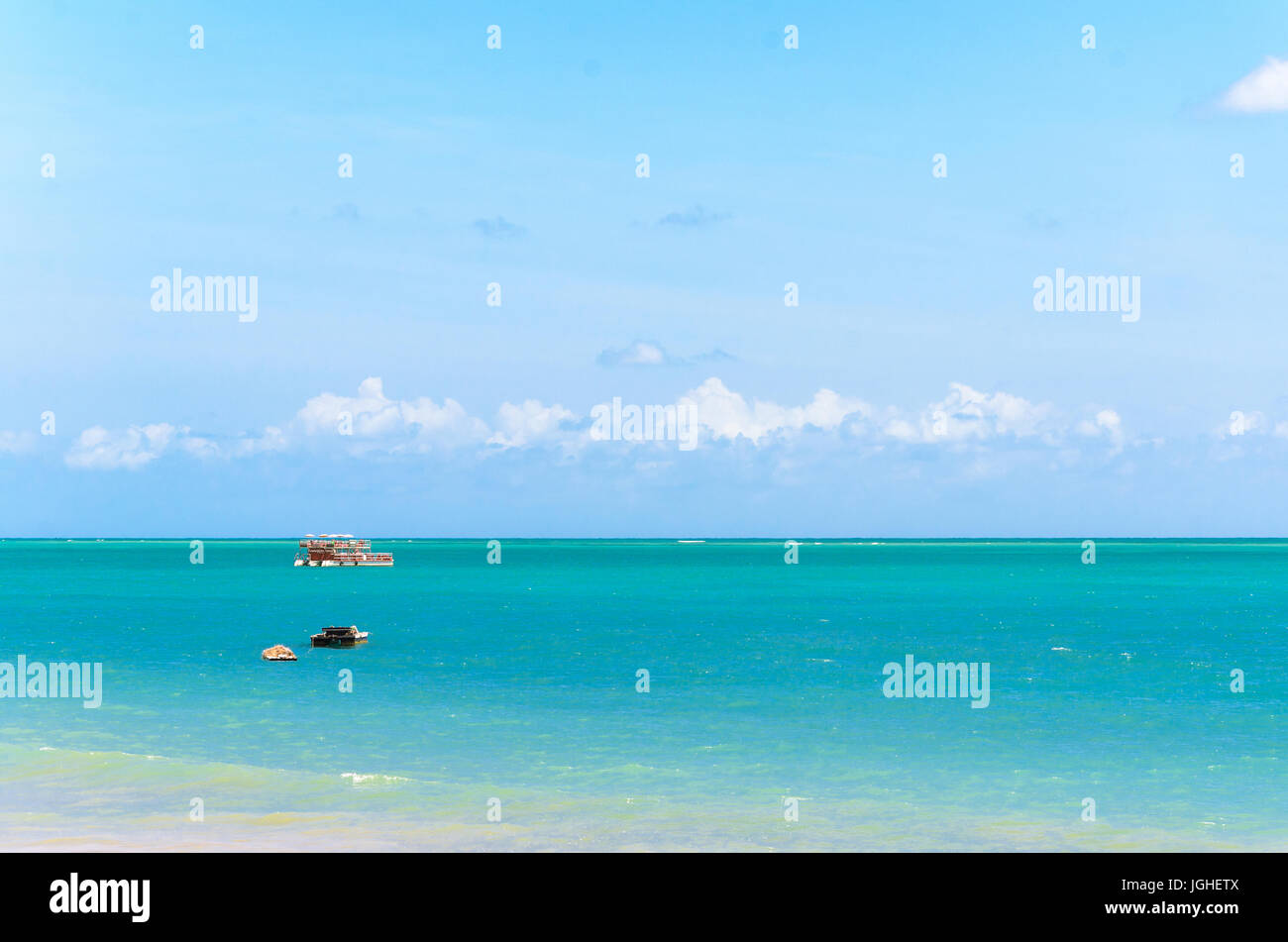 Joao Pessoa, PB, Brasile - 8 Dicembre 2016: una barca turistica vele lontano sulla spiaggia di Joao Pessoa in una bella giornata di sole. Foto Stock