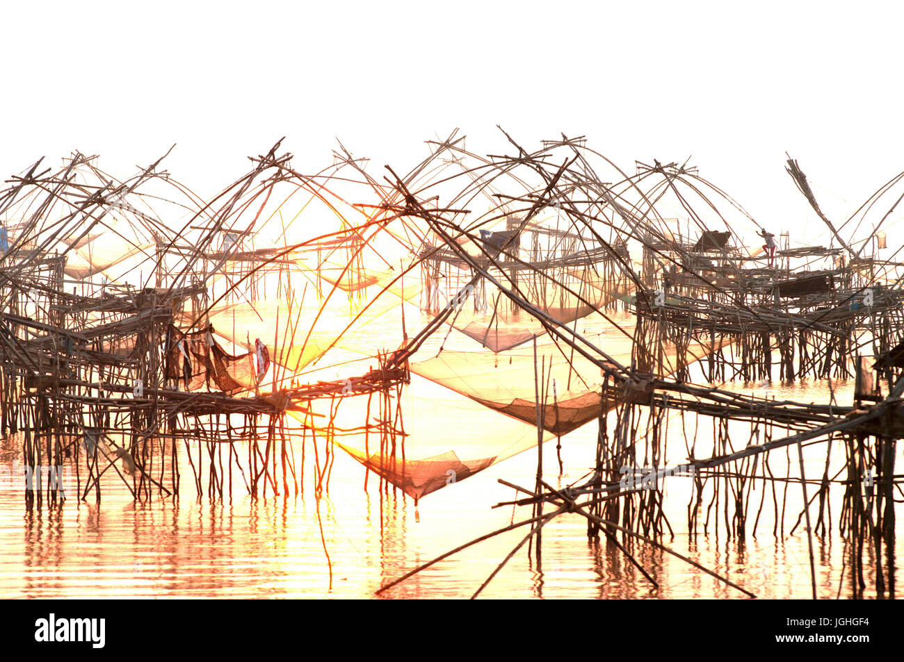 Pêche au carrelet, leva del sole, Sud Thaïland Foto Stock