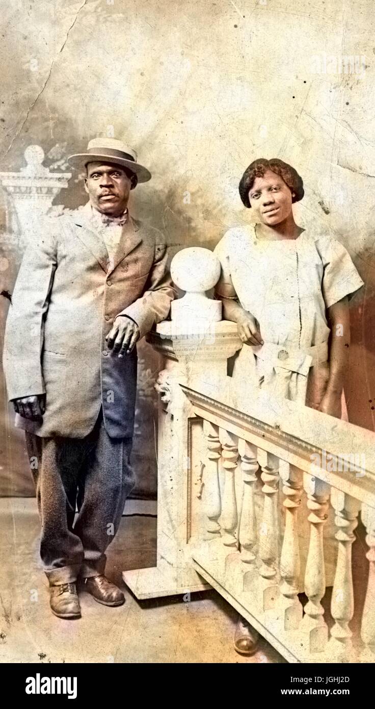 Ritratto di afro-americano di giovane indossare tuta e abito formale, 1930. Nota: l'immagine è stato colorizzato digitalmente usando un processo moderno. I colori possono non essere periodo-precisa. Foto Stock