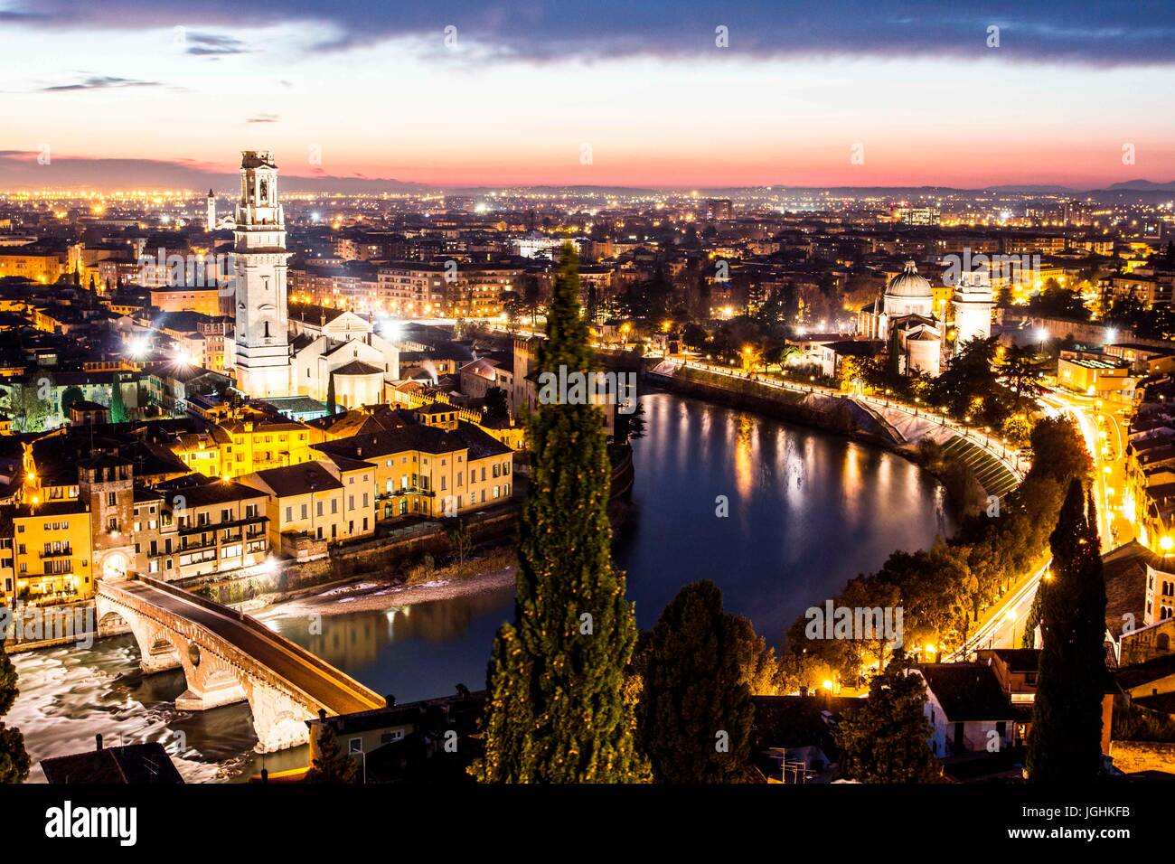 Duomo di Verona sulla sinistra, San Giorgio in Braida chiesa sulla destra, Ponte Pietra e vista della città di sera da Castel San Pietro. Verona, Foto Stock