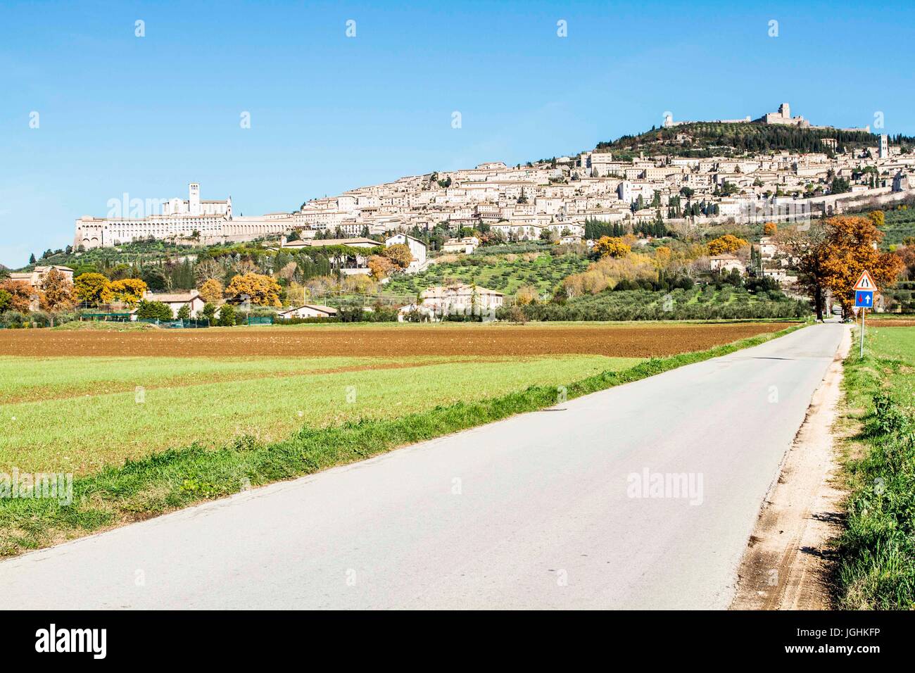 Vista della città di Assisi, sul fianco occidentale del Monte Subasio, il luogo di nascita di San Francesco (Francesco Bernardone). Assisi, Provincia di Perugia Foto Stock