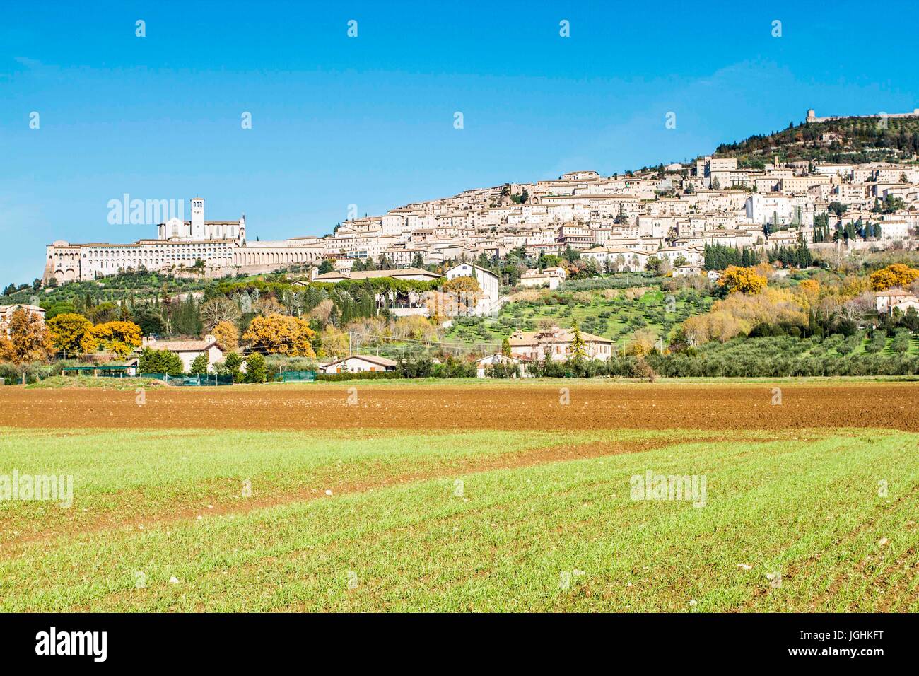 Vista della città di Assisi, sul fianco occidentale del Monte Subasio, il luogo di nascita di San Francesco (Francesco Bernardone). Assisi, Provincia di Perugia Foto Stock