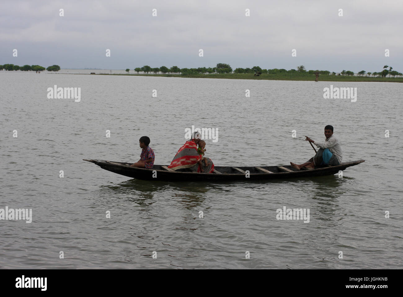 Barca sul Dingapota Haor o Dingapota esteso marsh in Mohonganj nel distretto di Netrokona. Bangladesh. Foto Stock