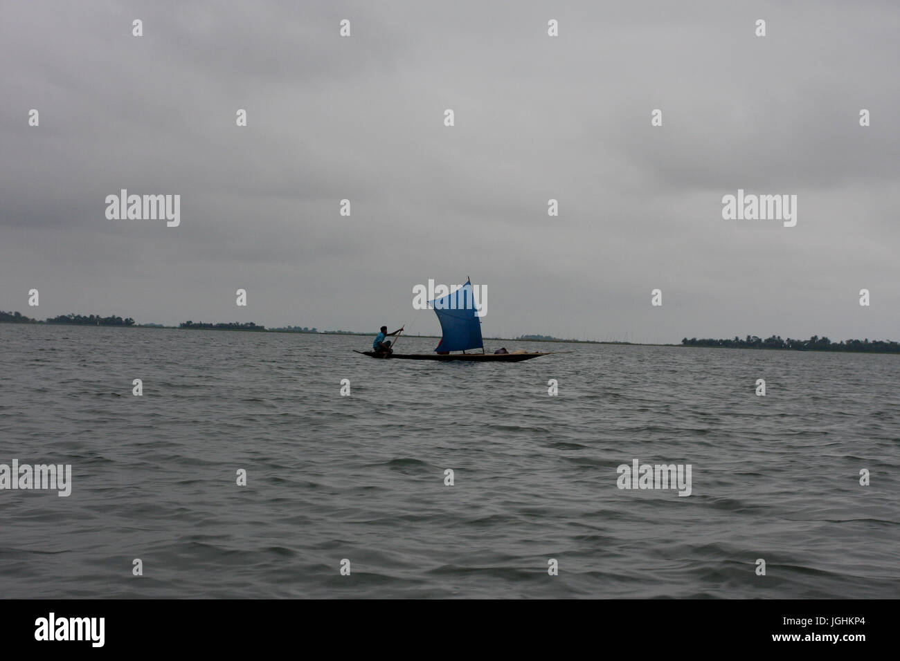 Barca sul Dingapota Haor o Dingapota esteso marsh in Mohonganj nel distretto di Netrokona. Bangladesh. Foto Stock