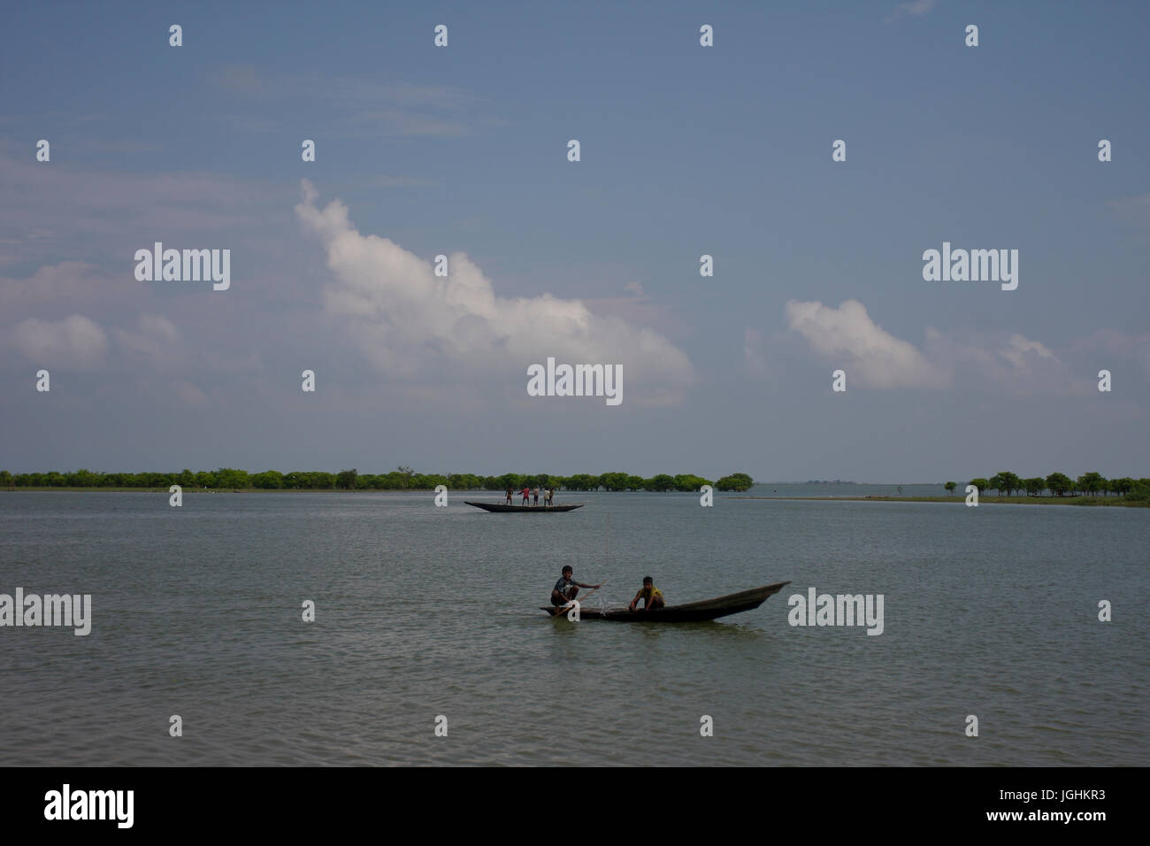 Barche sul Dingapota Haor o Dingapota esteso marsh in Mohonganj nel distretto di Netrokona. Bangladesh. Foto Stock