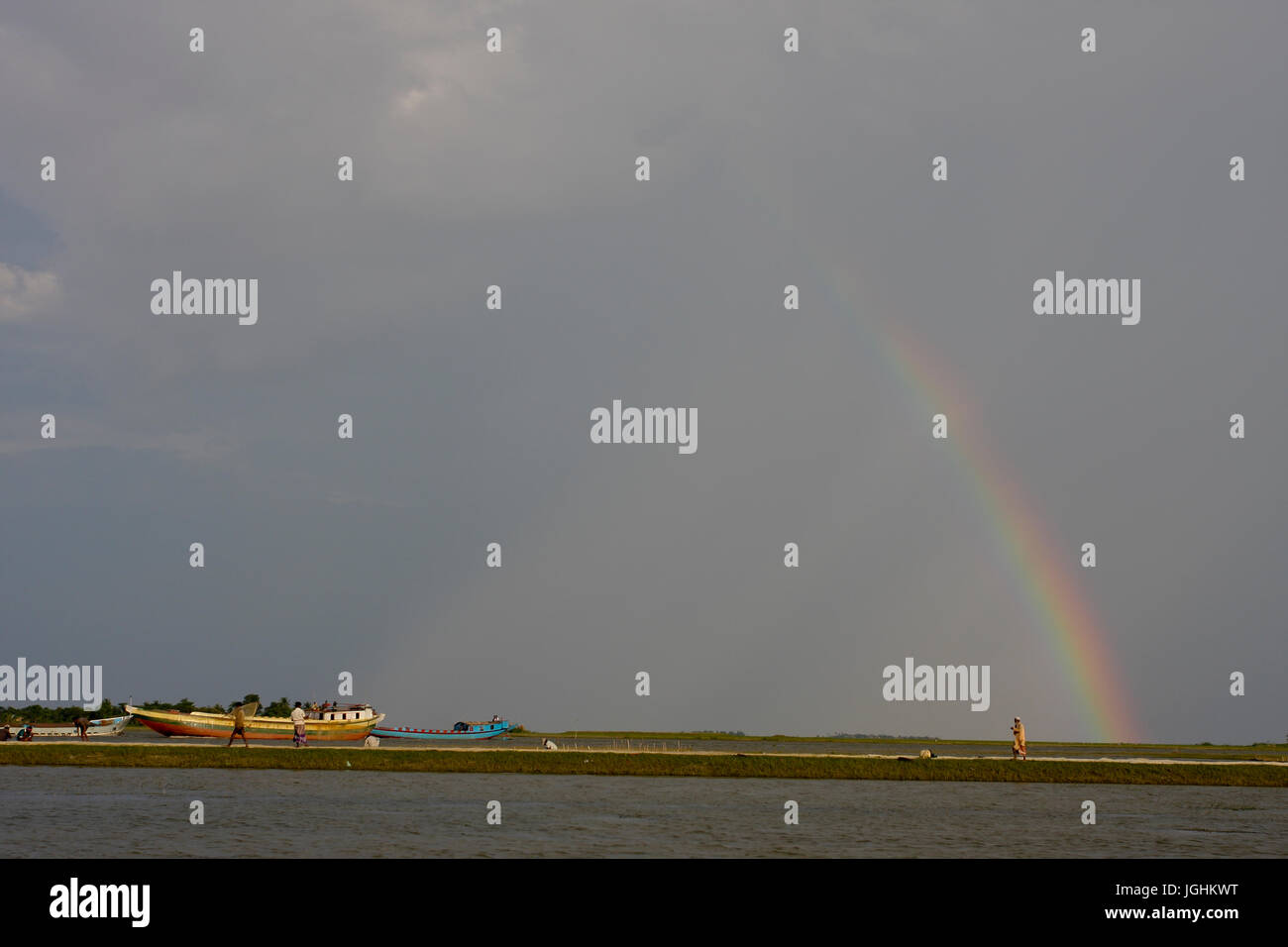 Rainbow su Dingapota Haor o Dingapota esteso marsh in Mohonganj nel distretto di Netrokona. Bangladesh. Foto Stock