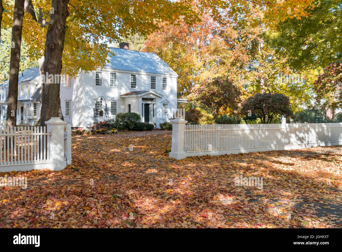Storico stile federale a casa con un recinto di picchetti bianchi a Deerfield, Massachusetts. Foto Stock