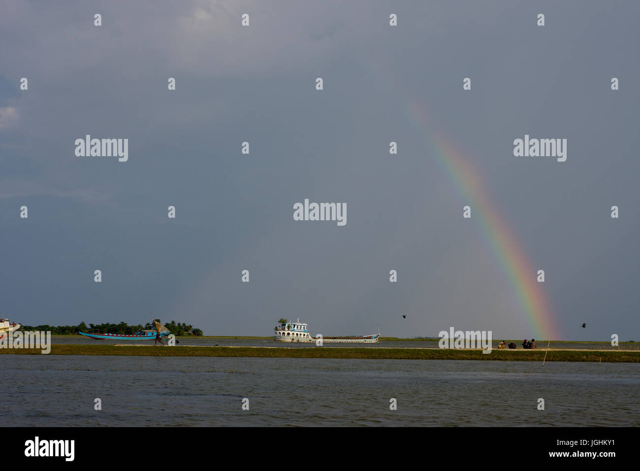 Rainbow su Dingapota Haor o Dingapota esteso marsh in Mohonganj nel distretto di Netrokona. Bangladesh. Foto Stock