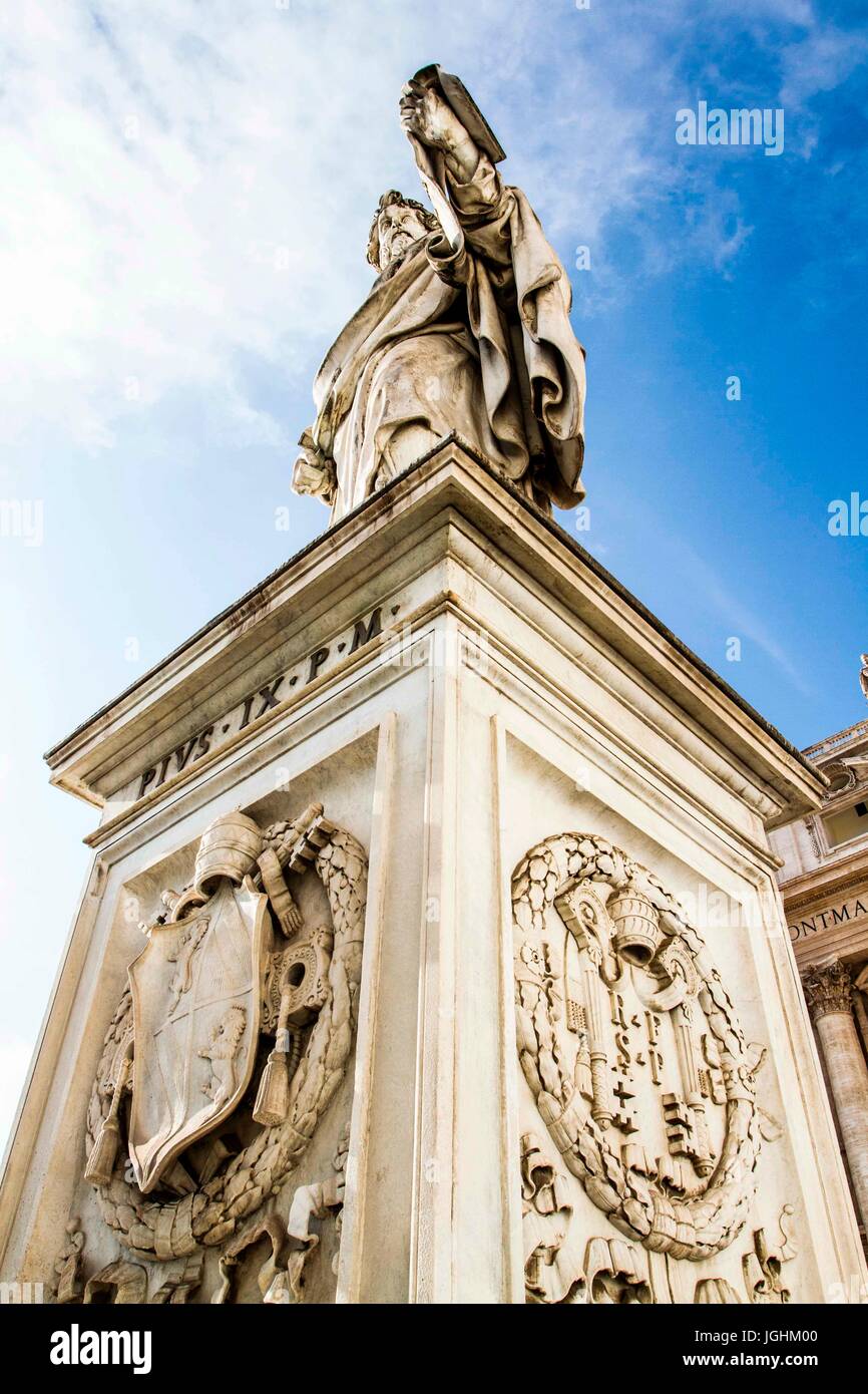 Statua di San Paolo davanti alla Basilica di San Pietro. Città del Vaticano, lo Stato della Città del Vaticano. 27.12.2012 Foto Stock