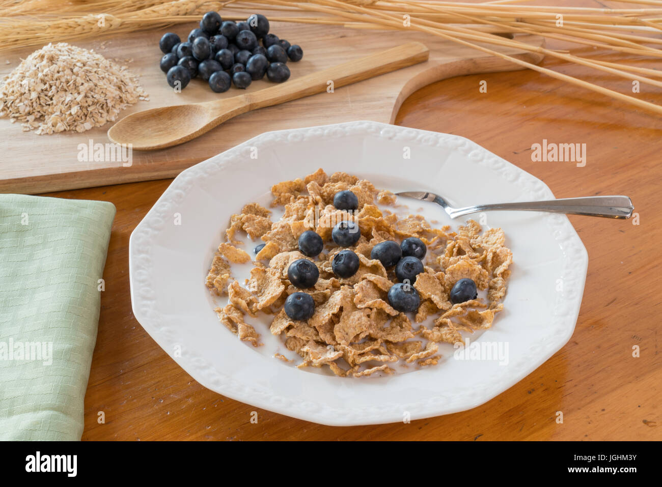 A base di cereali con mirtilli e il latte in una ciotola bianco Foto Stock