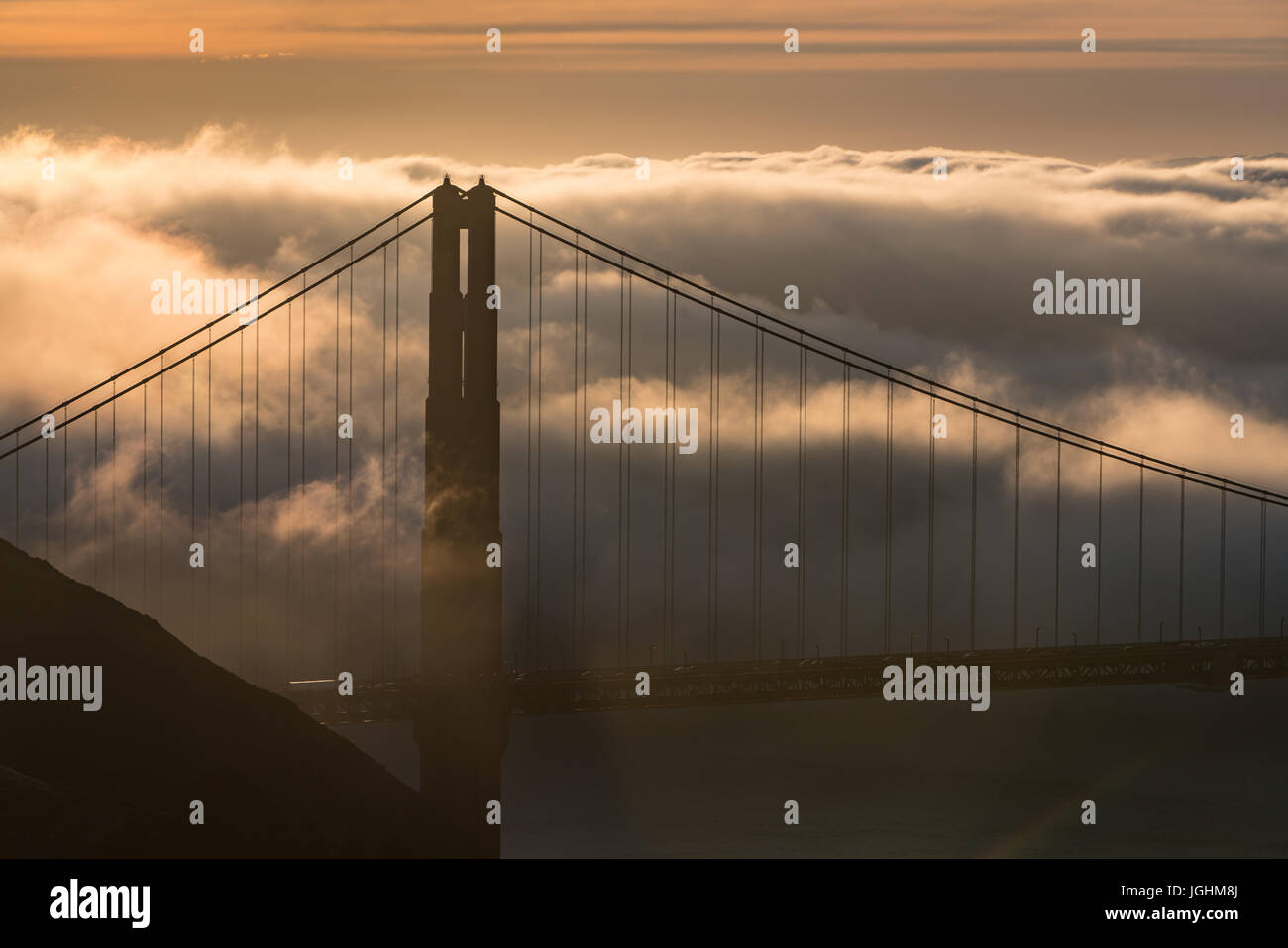 Sunrise e la nebbia sopra il Golden Gate Bridge di San Francisco, California Foto Stock