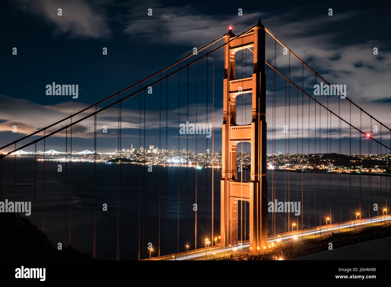 Skyline di San Francisco di Notte con il Golden Gate Bridge Foto Stock