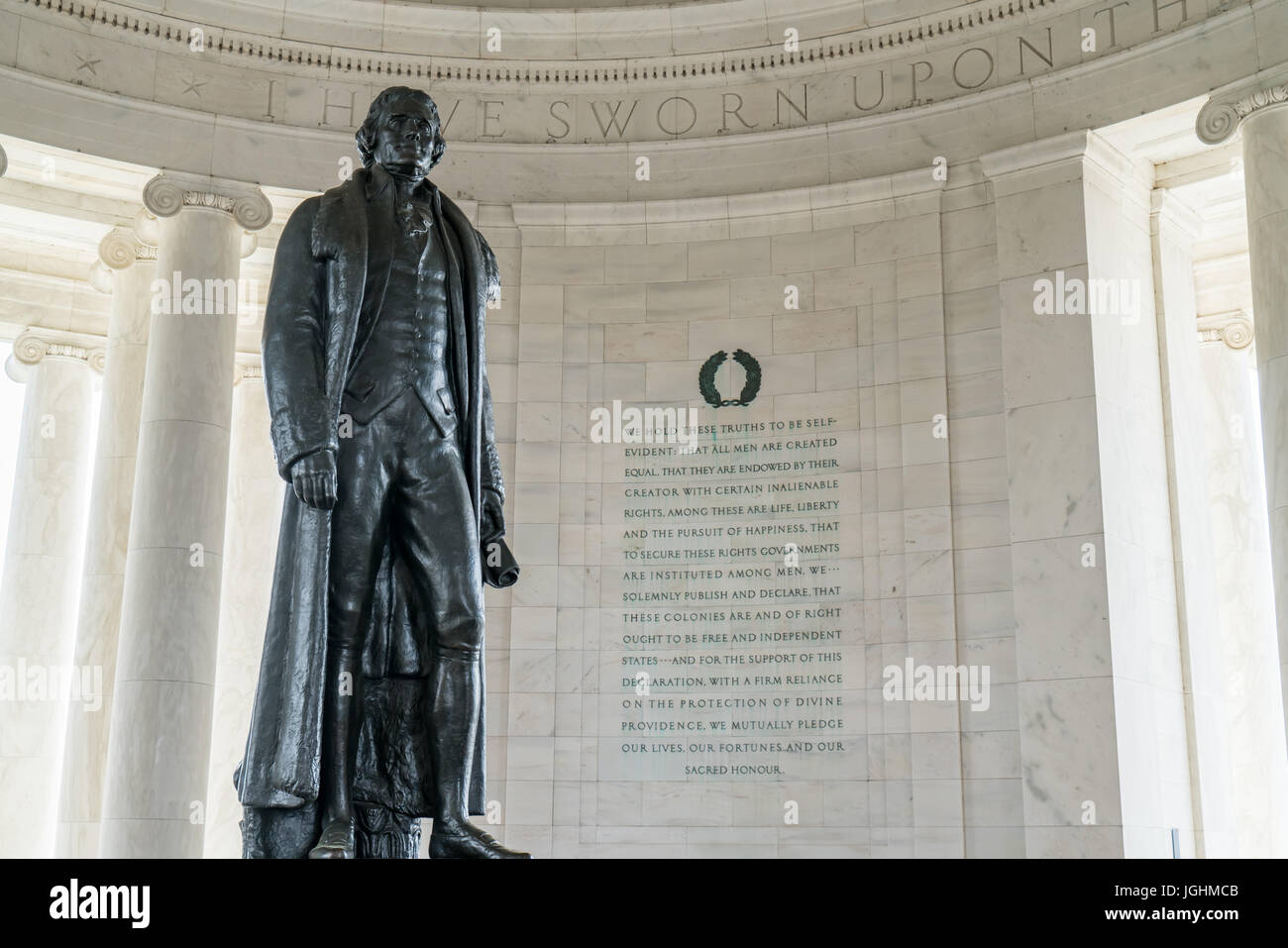 Statua di Thomas Jefferson con iscrizione dalla dichiarazione di indipendenza all'interno del Jefferson Memorial a Washington DC Foto Stock