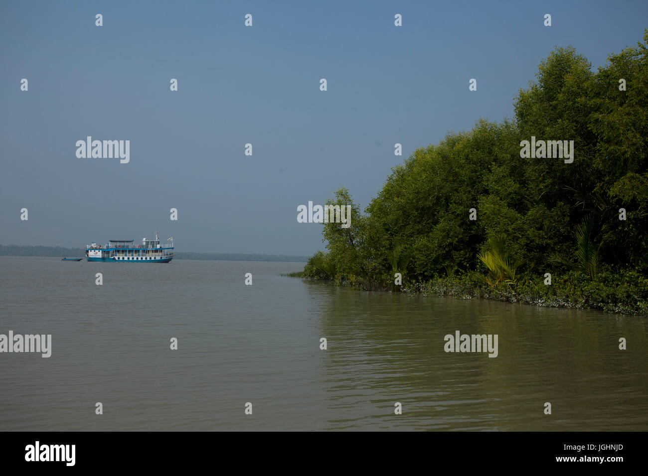 Un turista la nave ancorata vicino al Harbaria Eco Turismo nel centro del Sundarbans, il sito Patrimonio Mondiale dell'UNESCO. Bagerhat, Bangladesh Foto Stock