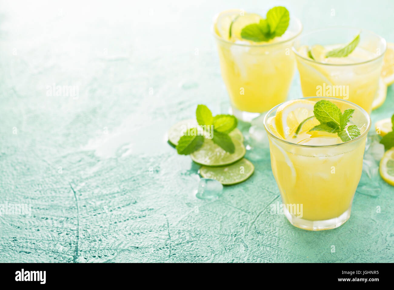 Rinfrescanti cocktail di agrumi con il limone Foto Stock