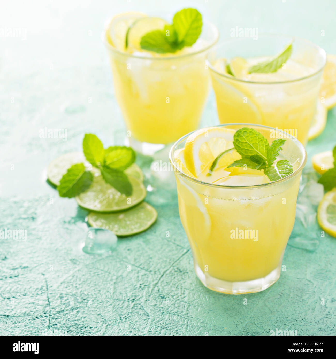 Rinfrescanti cocktail di agrumi con il limone Foto Stock