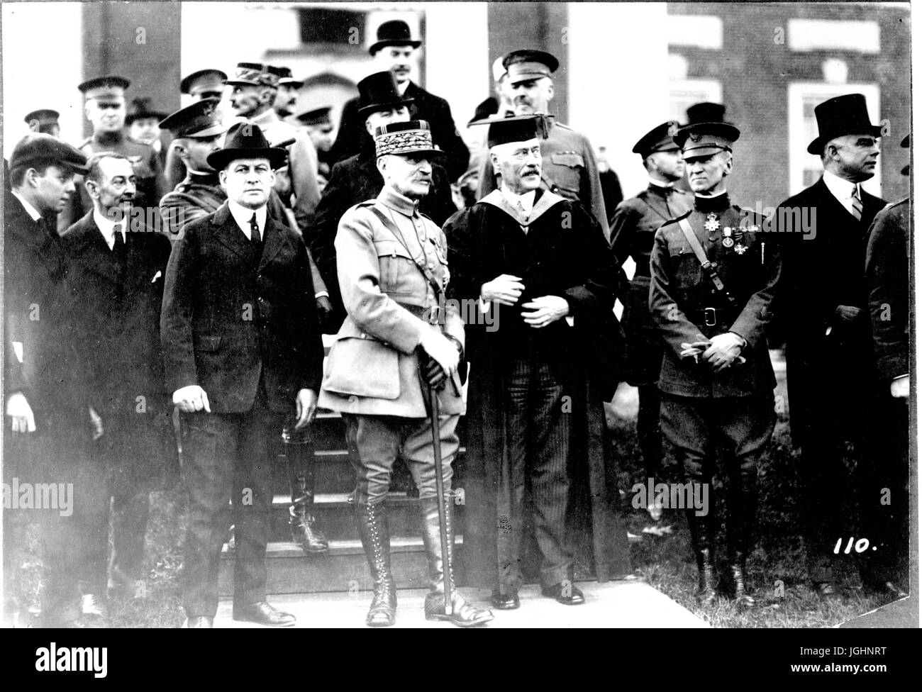 Ritratto di gruppo con Ferdinand Foch (centro), militare teorico e di ex Comandante supremo alleato, nel corso di una cerimonia di premiazione, 1921. Foto Stock