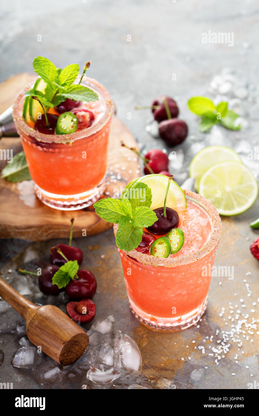 Rinfrescanti cocktail estivi con cherry Foto Stock