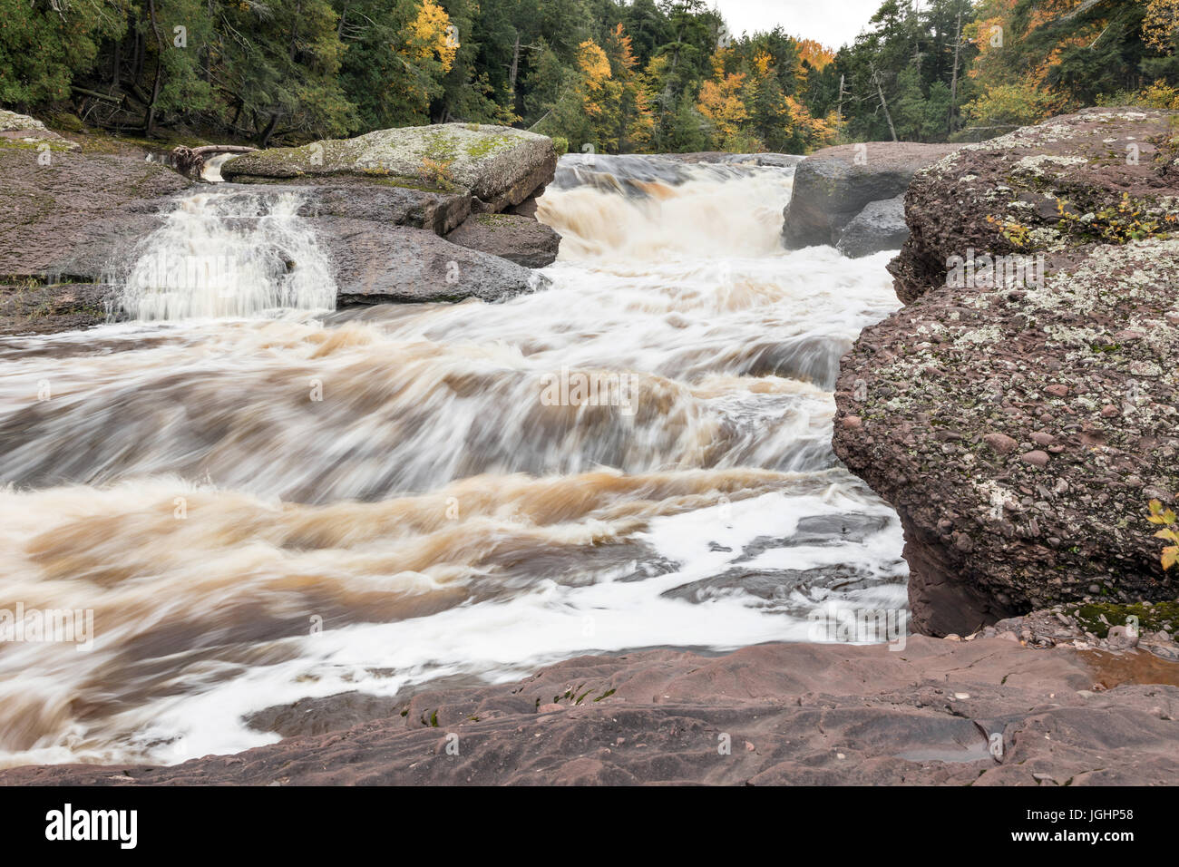 Il fiume Nera fluisce sulle cascate di arenaria nella parte superiore della penisola del Michigan Foto Stock