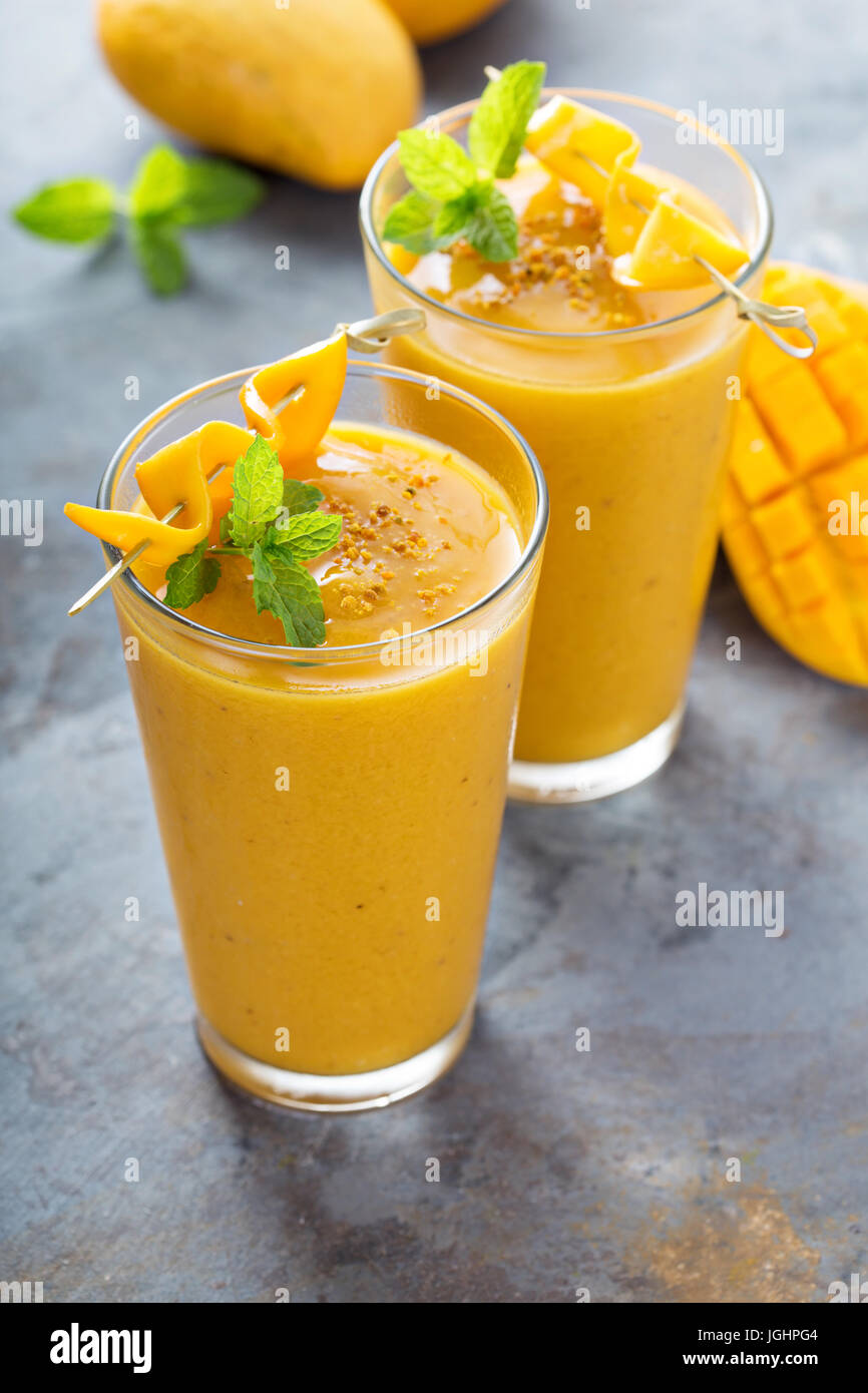 Frullato di mango in bicchieri alti Foto Stock